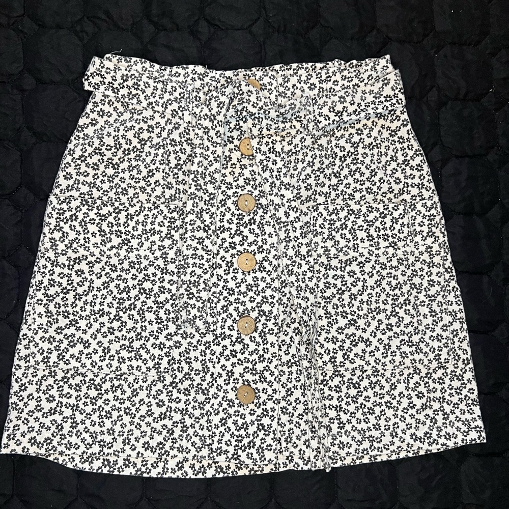 White & Black Floral A-Line Skirt – Size M | Casual Style - Picture 3 of 10